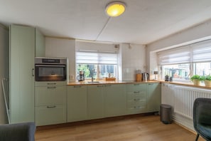 Réfrigérateur, micro-ondes, plaque de cuisson, lave-vaisselle