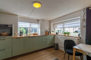 Kjøleskap, mikrobølgeovn, kokeplater og oppvaskmaskin