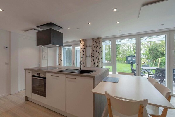 Réfrigérateur, un four, surface de cuisson, lave-vaisselle