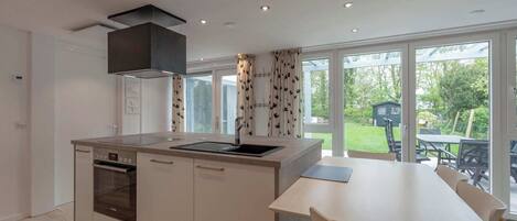 Kylskåp, ugn, spishäll och diskmaskin