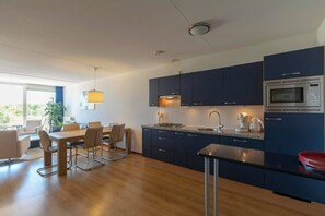 Réfrigérateur, four à micro-ondes, surface de cuisson, lave-vaisselle