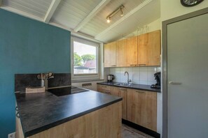 Fridge, microwave, stovetop, dishwasher - Garnekuul 56 holiday home for family (Callantsoog)