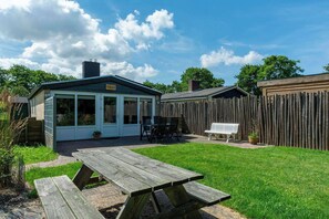 Outdoor dining - Garnekuul 56 holiday home for family (Callantsoog)