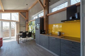 Kylskåp, mikrovågsugn, spishäll och diskmaskin