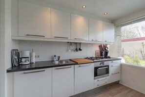 Fridge, microwave, stovetop, dishwasher - Child-friendly Garnekuul 81 bungalow (Callantsoog)