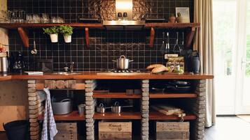 Een koelkast, een magnetron, een oven, een kookplaat