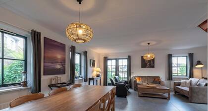 Villa am Wasser mit Parkblick
