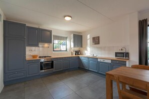 Coffee/tea maker, fridge, microwave, stovetop - Villa with view over the park De Buitenplaats (Callantsoog)