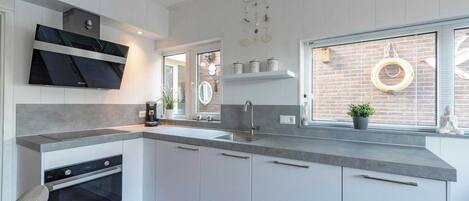 Een koelkast, een microgolfoven, een kookplaat, een vaatwasser