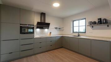 Een koelkast, een oven, een kookplaat, een vaatwasser