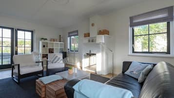 Een smart-tv en een open haard