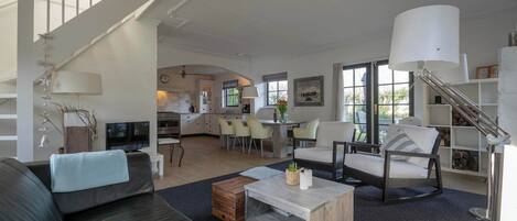 Een smart-tv en een open haard