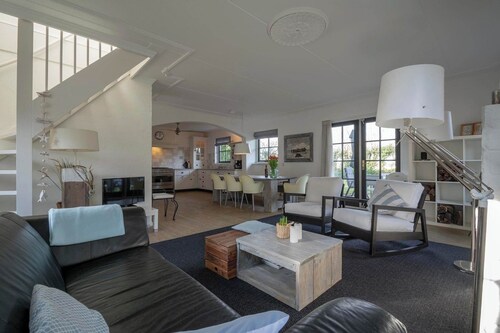 villa w/ electric charging & parking