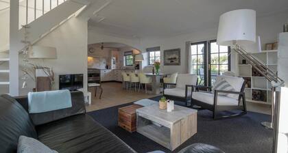 villa w/ electric charging & parking