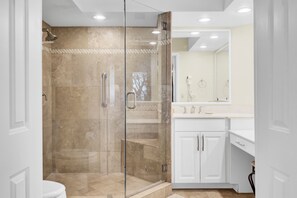 Douche, séchoir à cheveux, serviettes fournies