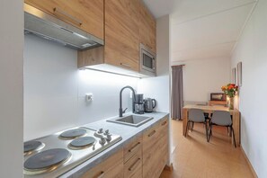 Frigorífico, microondas, placa de cocina y lavavajillas