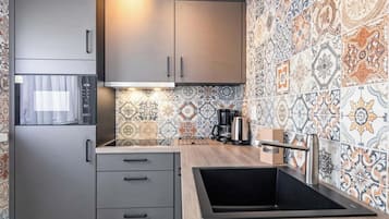 Een koelkast, een magnetron, een kookplaat, een vaatwasser