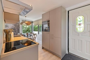 Wasserkocher mit Kaffee-/Teezubehör, Kühlschrank, Mikrowelle, Herdplatte