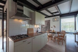 Fridge, microwave, stovetop, dishwasher