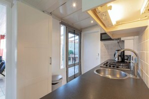 Fridge, microwave, stovetop, dishwasher - Bungalow in Sint Maartenszee near Beach (Sint Maartenszee)