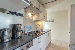 Fridge, microwave, stovetop, dishwasher - Dune 186 Bungalow on edge of Park Duinland (Sint Maartenszee)