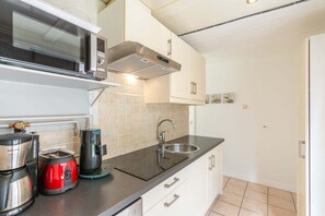 Kühlschrank, Mikrowelle, Herdplatte, Geschirrspüler