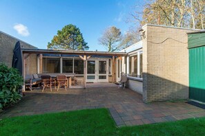 Outdoor dining - Dune 186 Bungalow on edge of Park Duinland (Sint Maartenszee)