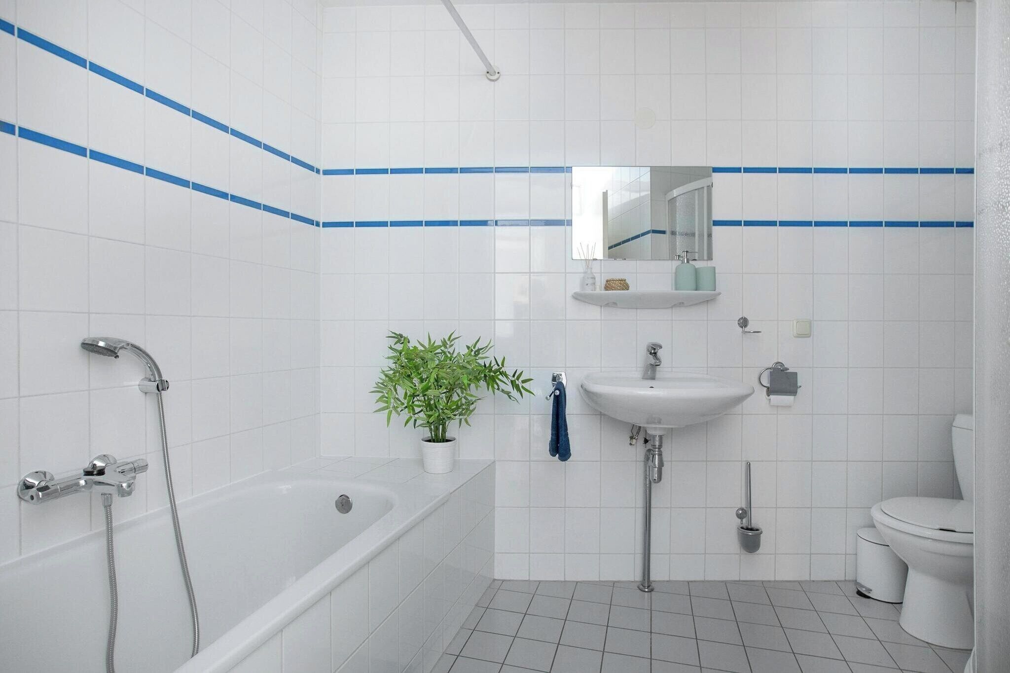 Un baño moderno con bañera, lavabo e inodoro.