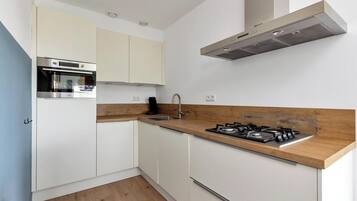 Een koelkast, een magnetron, een kookplaat, een vaatwasser