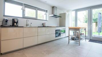 Een koelkast, een magnetron, een oven, een kookplaat