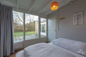 3 bedrooms, travel cot, free WiFi - Bungalow in Sint Maartenszee near Beach (Sint Maartenszee)