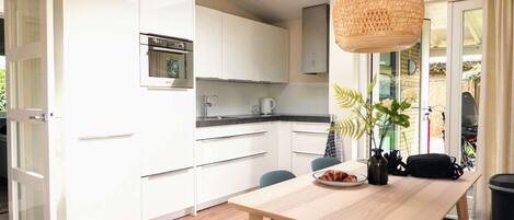 Réfrigérateur, four à micro-ondes, un four, surface de cuisson