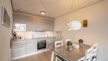 Een koelkast, een magnetron, een oven, een kookplaat