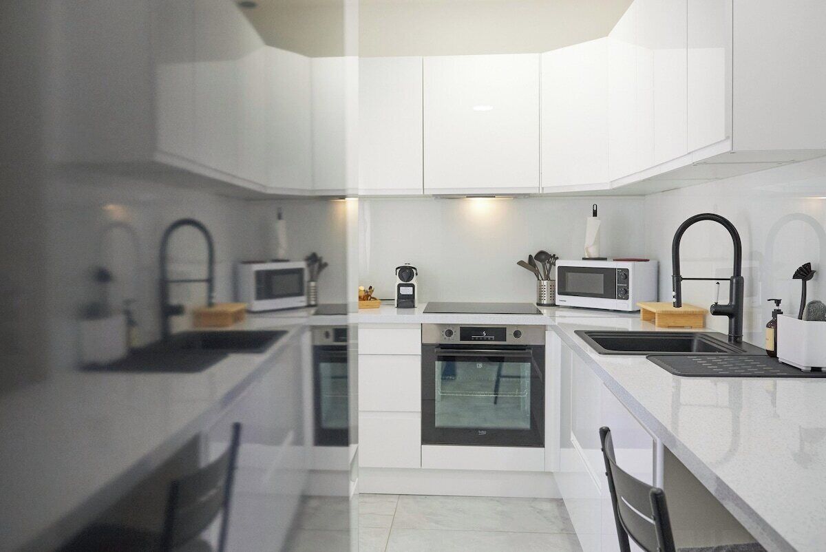 Micro-ondes, four, lave-vaisselle, cafetière/bouilloire