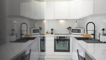 Micro-ondes, four, lave-vaisselle, cafetiĂšre/bouilloire