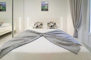 1 slaapkamer, een strijkplank/strijkijzer, reisbedje, wifi