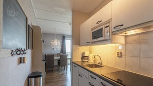 Coffee/tea maker, fridge, microwave, stovetop - Strandslag 193 charming apartment for 4-person (Julianadorp aan Zee)