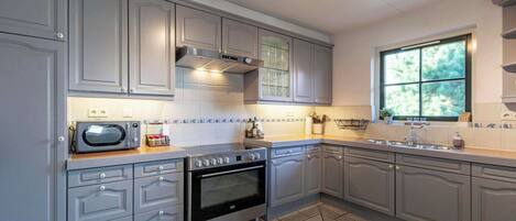 Køleskab, mikrobølgeovn, ovn, kogeplade