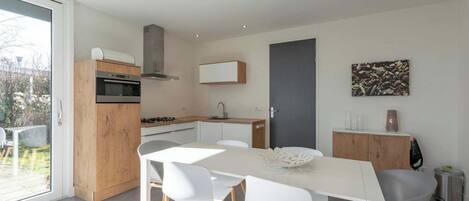 Kjøleskap, mikrobølgeovn, kokeplater og oppvaskmaskin