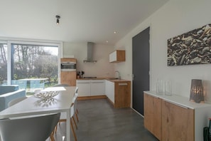 Fridge, microwave, stovetop, dishwasher - Bungalow near Dutch Beach and Bulb Fields (Sint Maartensvlotbrug)