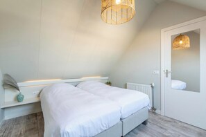 2 bedrooms, travel crib, free WiFi - Duinroosweg 83 near Callantsoog village square (Callantsoog)