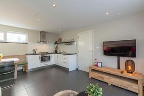 Fridge, microwave, stovetop, coffee/tea maker - Duinroosweg 83 near Callantsoog village square (Callantsoog)