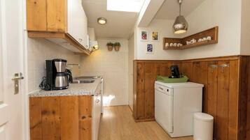 Een koelkast, een magnetron, een kookplaat, een vaatwasser