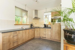 Kühlschrank, Mikrowelle, Herdplatte, Geschirrspüler