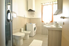 Shower, hair dryer, bidet, towels - Smeralda Flats, 2 bedroom covered terrace & parking (Olbia)