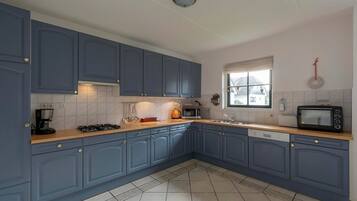 Een koelkast, een magnetron, een oven, een kookplaat