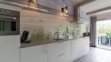 Een koelkast, een magnetron, een kookplaat, een vaatwasser