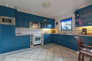 Fridge, microwave, oven, stovetop - De Buitenplaats 145 villa with sauna (Callantsoog)