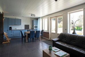 Smart TV - Bungalow near Dutch Coast with Private Garden (Callantsoog)