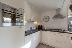 Een koelkast, een microgolfoven, een kookplaat, een vaatwasser